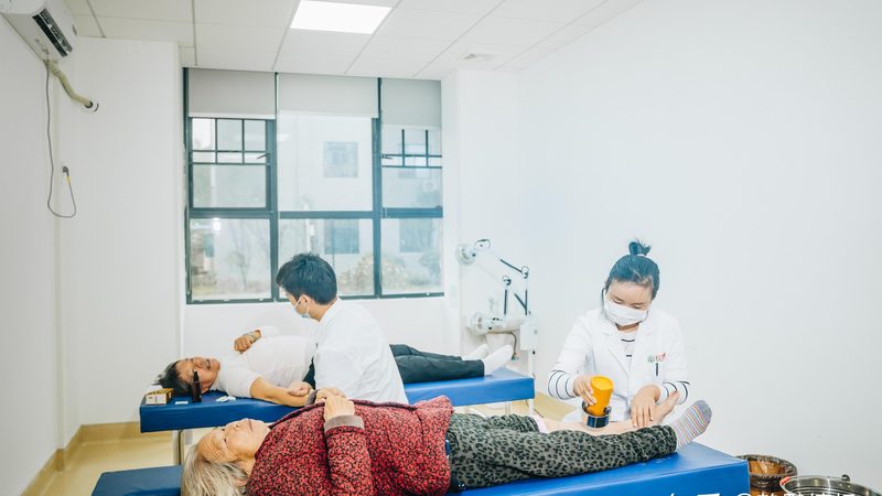 在养老院护工招聘过程中，首先要明确招聘需求。这包括但不限于以下几点：