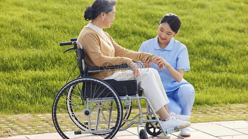 密胺餐具，老人的安全之选？揭秘其优缺点**